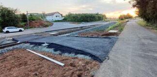 Neuer Radweg kreuzt vor Garbenteich die Bahngleise