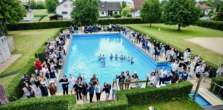 Acht junge Menschen ließen sich im “Freibad Holzheim” taufen