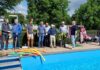 Bürgermeisterkandidat Jörg Buß setzt beim Dorfrundgang in Holzheim klare Akzente für Erhalt von Freibad, Sanierung von Straßen und Zukunft der Sportanlagen
