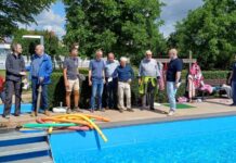 Bürgermeisterkandidat Jörg Buß setzt beim Dorfrundgang in Holzheim klare Akzente für Erhalt von Freibad, Sanierung von Straßen und Zukunft der Sportanlagen
