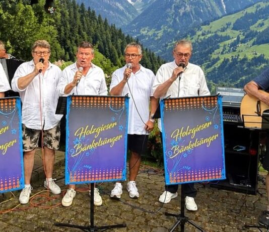 “Das schönste Geschenk” verteilten und bekamen die “HolzGieserBänkelsänger” zum 40jährigen Jubiläum