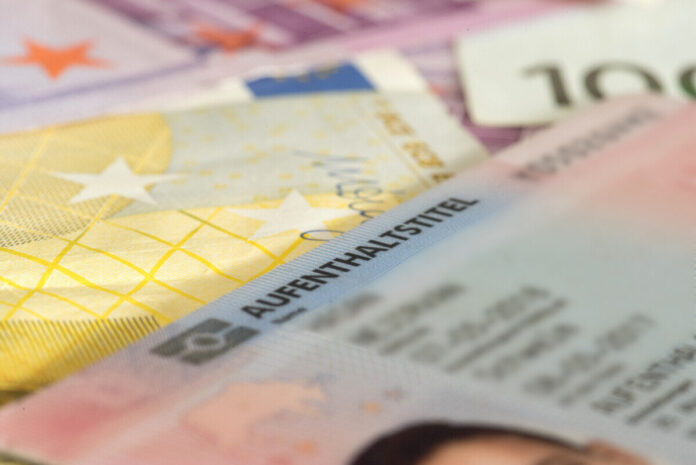 Aufenthaltstitel_AdobeStock_280134979_studio v-zwoelf