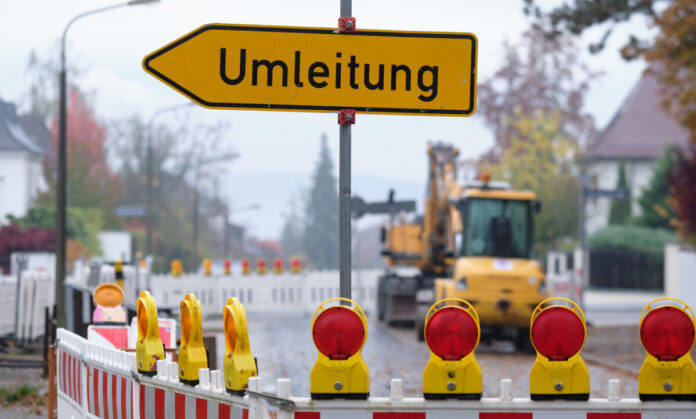 Umleitung ( detour ) traffic sign at a closed road due to a construction site