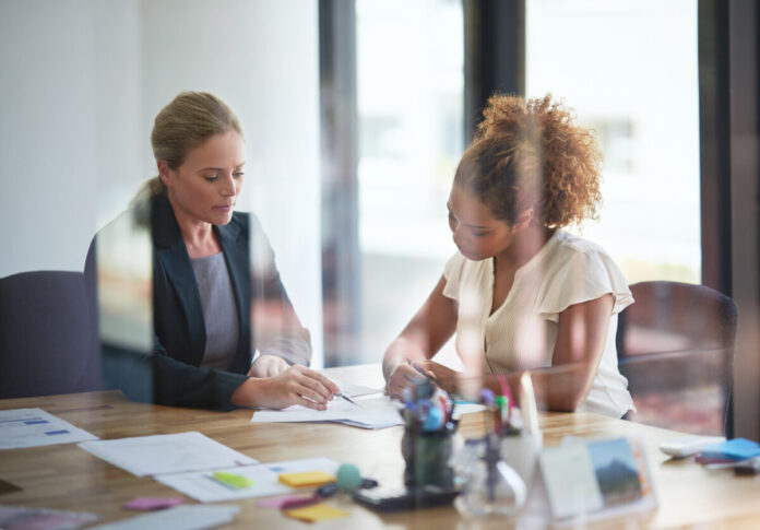 BCA_Frauen_Gespräch-AdobeStock_834606801-ArcursPI-peopleimages.com