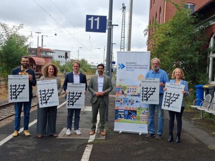 Funktionsträgerinnen und Funktionsträger mit Landesverkehrsminister Mansoori am 26.08.2026 vor dem Lollarer Bahnhof.