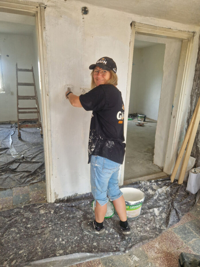 Birgit beim Baueinsatz in Ungarn