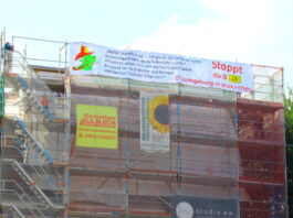Riesiges Spruchband gegen B49-Neubau über dem Gießener Stadtfest