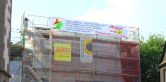 Riesiges Spruchband gegen B49-Neubau über dem Gießener Stadtfest