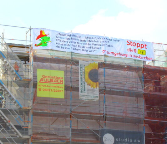 Riesiges Spruchband gegen B49-Neubau über dem Gießener Stadtfest