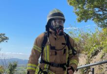Feuerwehrmann Till Heller erstürmt in voller Montur die Burg Gleiberg