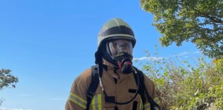 Feuerwehrmann Till Heller erstürmt in voller Montur die Burg Gleiberg