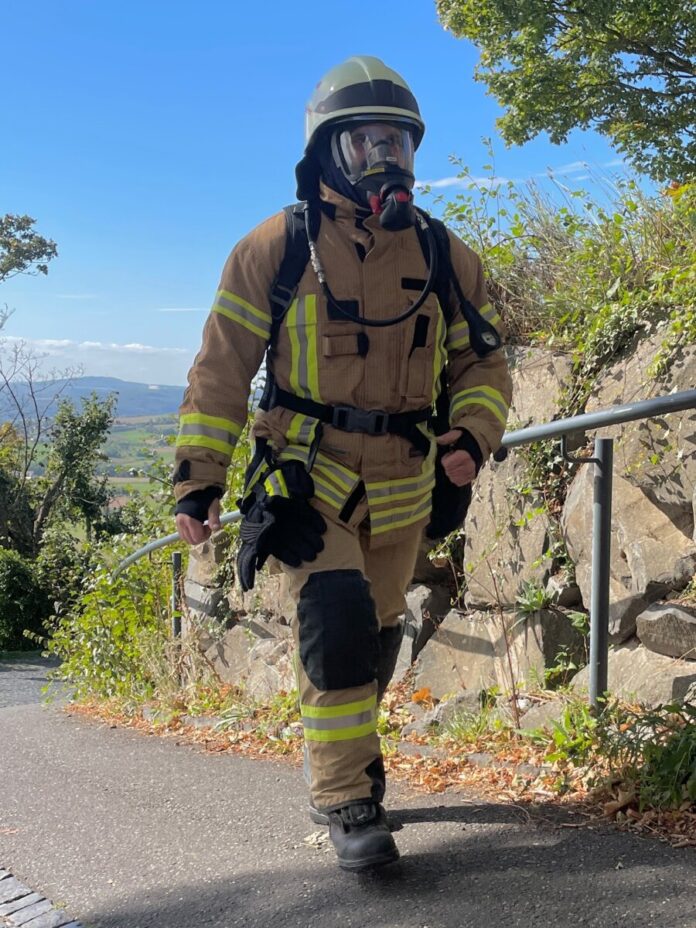 2026_09_21_Feuerwehrmann_stürmt_in_voller_Montur_die_Burg_Bild