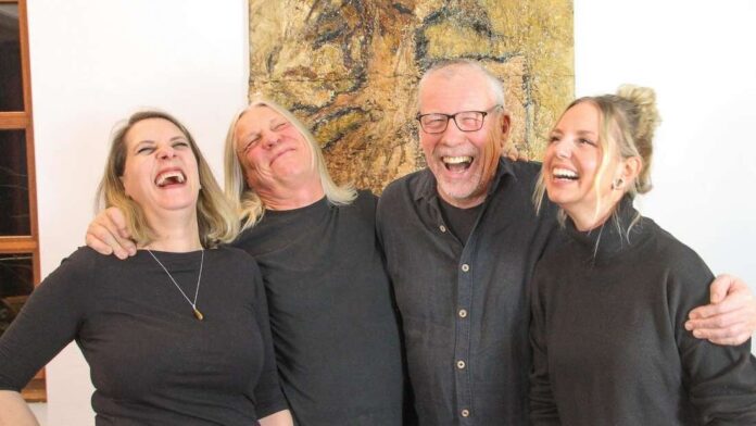 42883440-herr-petermann-amp-die-combo-bestehend-aus-anna-daum-gesang-ralf-graebe-gesang-und-gitarre-peter-herrmann-bass-gitarre-und-lisa-marie-john-gesang-3Gfe