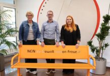 Zeichen gegen Gewalt an Frauen: Arbeitsagentur stellt orange Bank auf