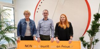 Zeichen gegen Gewalt an Frauen: Arbeitsagentur stellt orange Bank auf