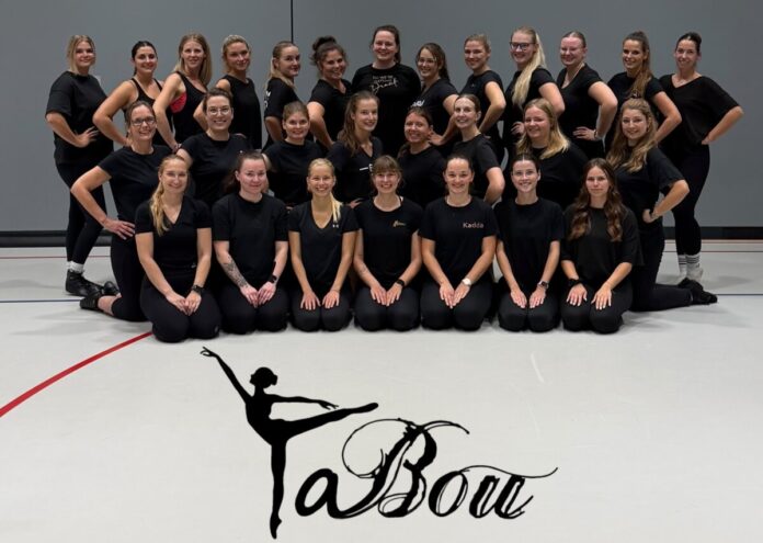 Gruppenbild mit Logo