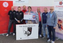 Tolle Spende ! Fußball hilft Elternverein.