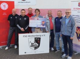 Tolle Spende ! Fußball hilft Elternverein.