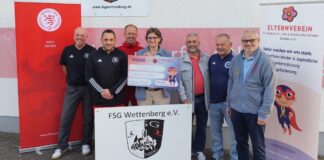 Tolle Spende ! Fußball hilft Elternverein.