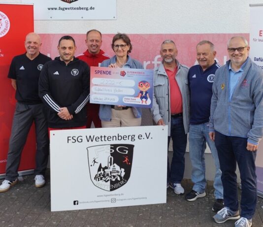 Tolle Spende ! Fußball hilft Elternverein.