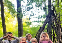 Lesefreude zwischen Bäumen: Waldkita „Rotkehlchen“ gewinnt Vorlesebox